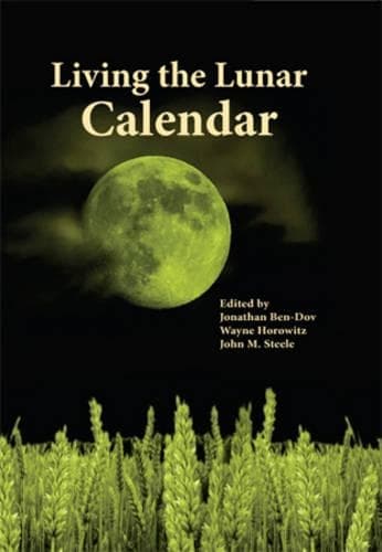 Cover of Living the Lunar Calendar