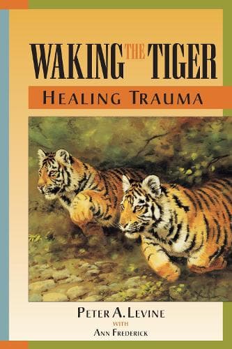 Cover of Waking the Tiger: Healing Trauma: The Innate Capacity to Transform Overwhelming Experiences(English)